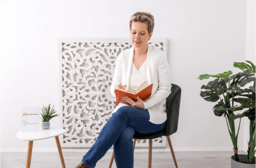 Irmgard Breindl macht Notizen während Verhaltenstherapie