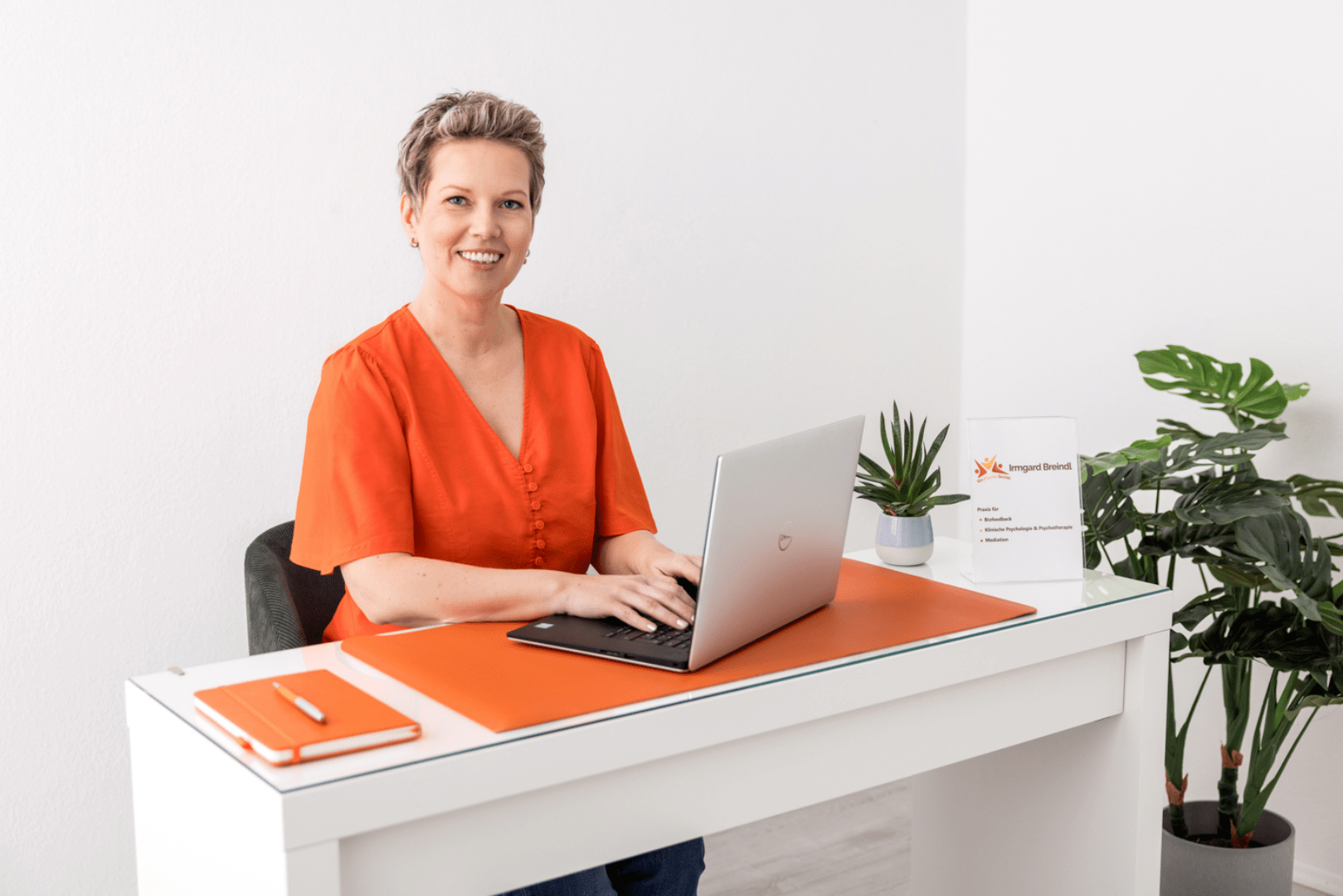 Irmgard Breindl auf Laptop arbeitend