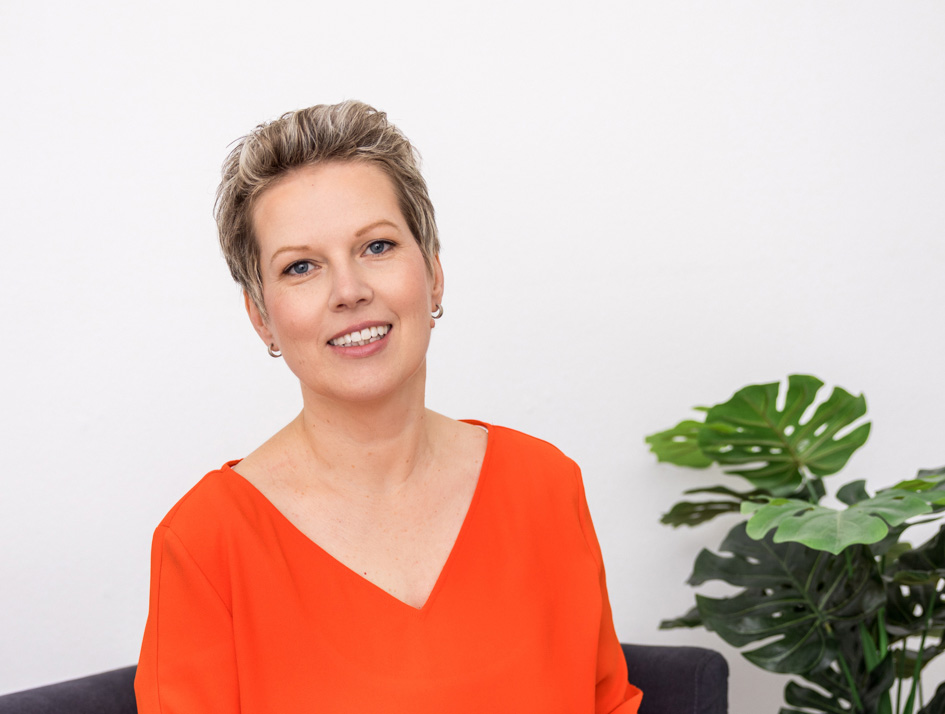 Irmgard Breindl lächelnd in die Kamera schauend