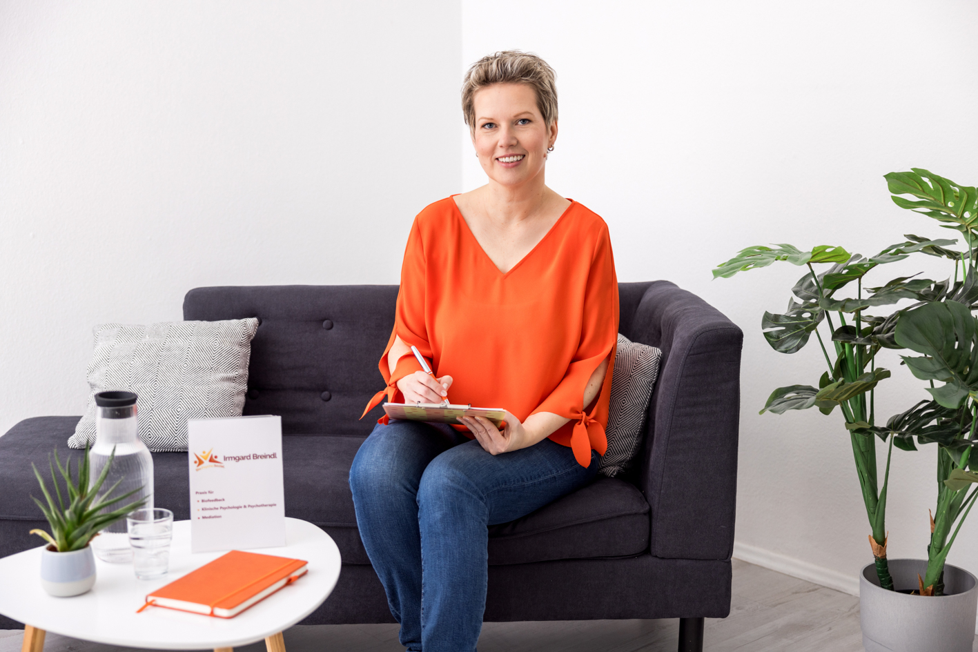 Irmgard Breindl sitzend auf Couch