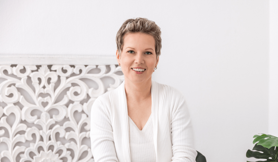 Irmgard Breindl sitzend