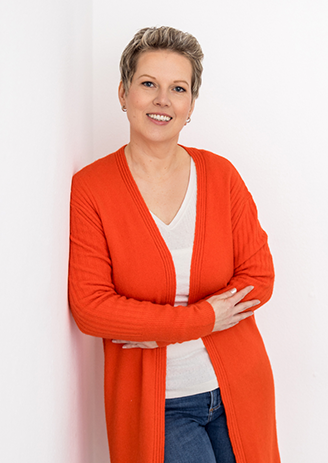 Irmgard Breindl stehend